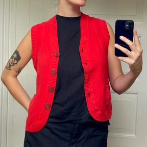 Ullväst - Röd ullväst köpt på second hand för ett tag sedan men bara använt en gång! Hur mysig som helst och helt i ull<3