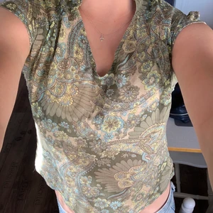 Mönstrad blus - Supergulliga mönstrad blus i färgerna gul, blå och grön. Väldigt jordnära färger!! Asgullig modell också och passar xs/s/m! Jag är S som referens💗