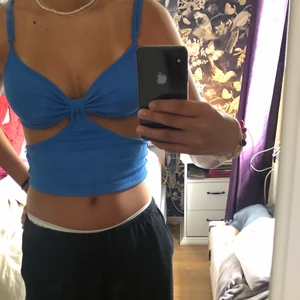 Blå topp - Nu säljer jag denhär fina blå toppen från hm som är helt slut såld, använd 1/2 ggr och den är i bra skick🥰