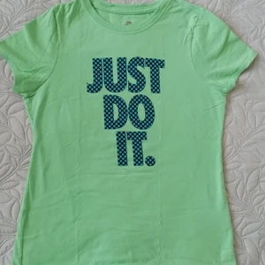 nike t-shirt  - grön nike sportskjorta, Även om det är storlek L är tröjan ganska liten, den är mer som en storlek M eller S