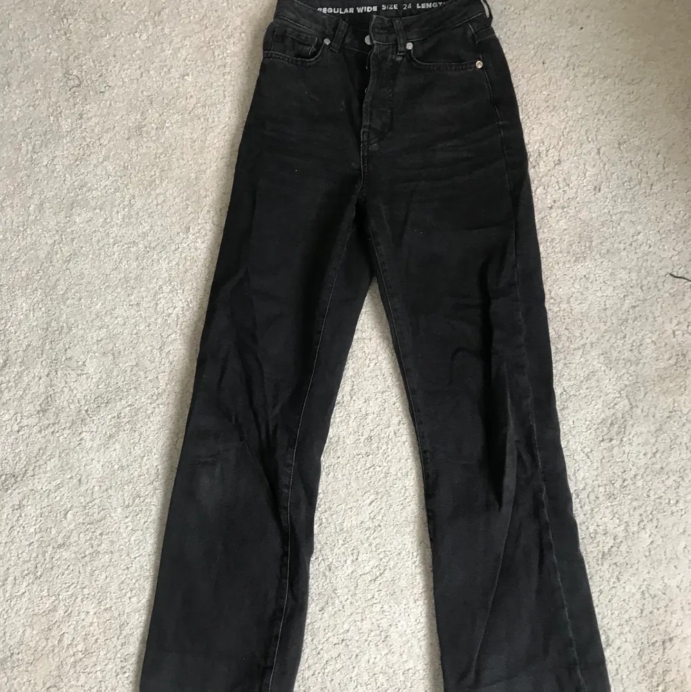 Säljer mina högmidjade reguler wide jeans från Bik Bok.  Köpta i höstas men är i bra skick.  De är uppsydda så passar mig som är strax under 160 perfekt!  Kontakta mig privat för fler bilder eller frågor :)  Frakt ingår inte i pris😊. Jeans & Byxor.