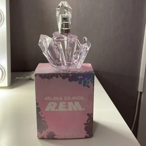 Ariana grande parfym  - Säljer denna parfym då den ej kommer till använding❤️ kom privat för frakt