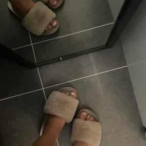 Beiga Tofflor  - Älskar!!!! Okej skick! Vill bli av med pga flytt hemifrån 🙏🏼🤍