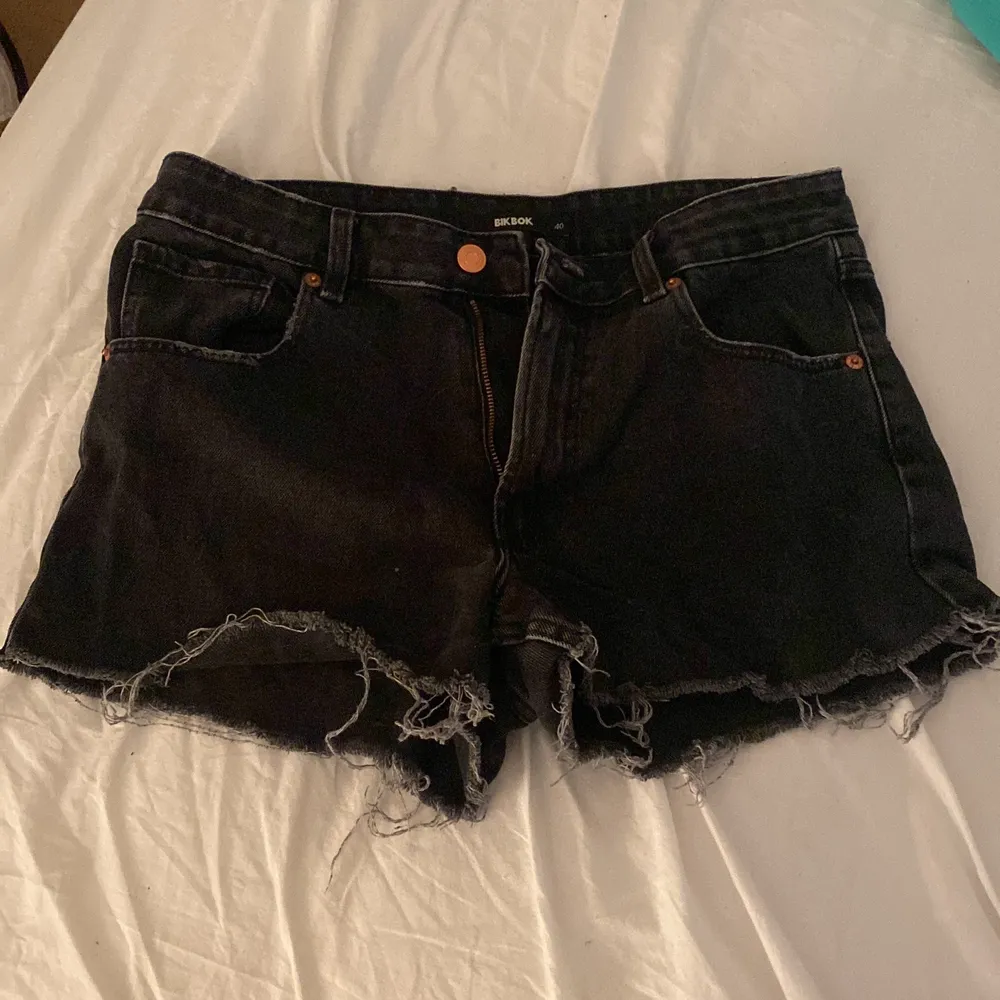 Säljer dessa fina shorts ifrån bikbok då jag inte använder dom, strl 40 men små i storleken ❤️ aldrig använda . Shorts.