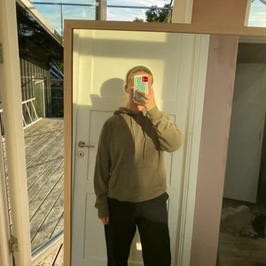 Militärgrön hoodie - Militärgrön hoodie från hm, storlek Xs men jag har vanligen M, färgen är mke mer grön i verkligheten