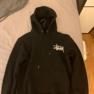 Stüssy hoodie  - Helt ny stüssy hoodie, passade inte mig tyvärr därför jag säljer :/ segt då den är riktigt snygg  Storlek: M, passar S 