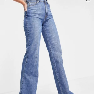 Jeans från stradivarius  - Långa jättesköna jeans från Stradivarius! Långa på mig som är 175! Skriv för bilder hur de sitter på!
