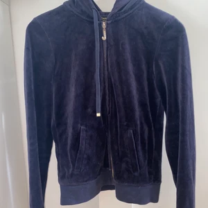 Mörkblå Juicy Couture hoodie - Mörkblå juicy couture hoodie/kofta inköpt på NK i Stockholm i december 2016. Storlek M i bra skick, några av stenarna/kristallerna på J:et har lossnat.