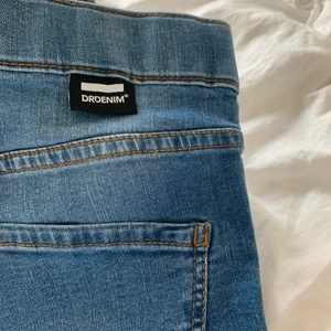 lågmidjade blåa jeans med hål  - jätte fina lågmidjade jeans med hål på knäna, jätte trendiga just nu därav säljer jag dom, passar nån som e lite kortare❤️