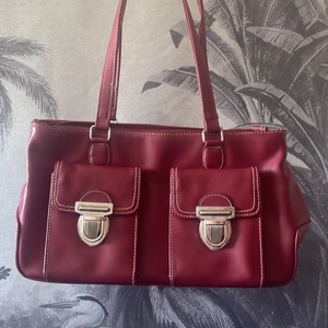 Röd väska med sömmar ❤️ - Sjukt snygg väska med coola detaljer och vita sömmar❤️ Superbra skick! Köpt secondhand utomlands. 