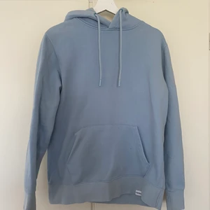 Ljusblå hoodie - Ljusblå hoodie från pull&bear  Väll använd 