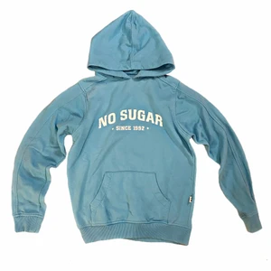 Söt hoodie - Ljusblå hoodie med tryck på, fint skick och storlek XS så sitter inte så oversized vilket kan vara snyggt till ett par lågmidjade jeans tex! 💙 DM vid frågor osv! ❗️Tryck ej på köp direkt ❗️