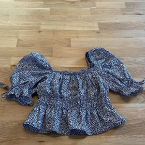 Mönstrad topp  - En mönstrad topp från H&M. Storlek: Så 