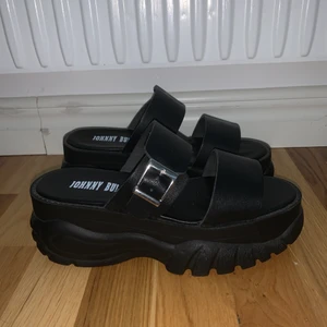 Johnny Bulls skor - Johnny Bulls sandaler i platå använda kanske en gång.  