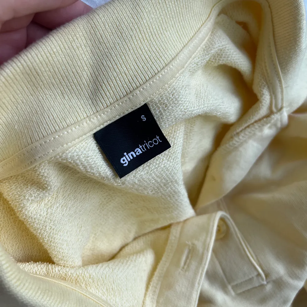 En SUPERFIN gul tröja från Gina Tricot. Den har en krage och är lätt kroppad. . Tröjor & Koftor.
