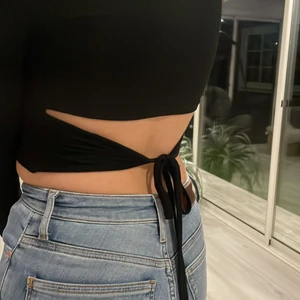 Topp - Svart topp med knyte i ryggen, extremt mjuk och skön