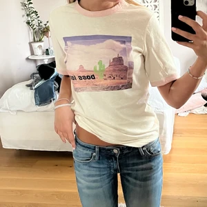 Ganni t shirt - Skit snygg ganni t shirt med ett annorlunda tryck, andvänd två gånger och ny kostar den cirka 900kr