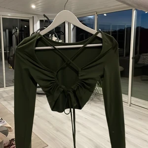 Tröja  - Jättesöt grön tröja med knyten i ryggen. 