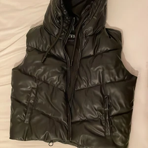 Väst  - Cool pufferväst med luva från Zara🤩 storlek S. Nypris 600kr  ‼️KÖPAREN STÅR FÖR FRAKTEN‼️