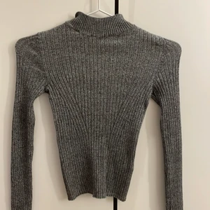 Långärmad tröja - Grå fin långärmad tröja i bra skick. Kommer ej till användning.