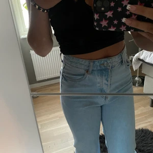 Ljusa jeans - Ett par sprillans nya ljusa bootcut jeans som aldrig kommer till användning då jag har ett lag likadana. Dom är stretchiga och väldigt Stockholm stil. 