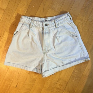 Zara white jeans shorts - White or super light blue jeans shots from Zara. No stains.