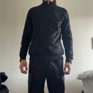 Adidas - Adidas kofta, köpt på footlocker för 800 kr.  För mer bilder och info hör av dig. 