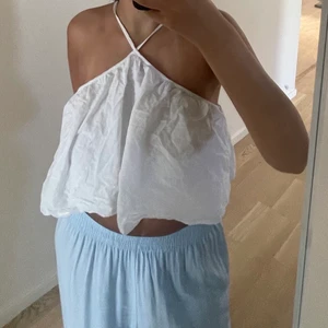 Vit sommar/festtopp - Så söt fest och sommartopp från Gina Tricot i bra skick! Använd ca 2 gånger och säljer då den är lite liten på mig med större byst och behöver även strykas!❤️