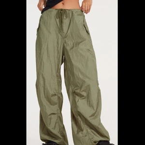 parachute pants från motel rocks  - Skitsnygga luftiga byxor från motelrocks, säljer då dom aldrig kommer till användning. Köpte dom för ca 4 månader och jag bara använt dom en gång. Om du vill ha fler bilder eller har mer frågor är de bara att höra av sig! ☺️