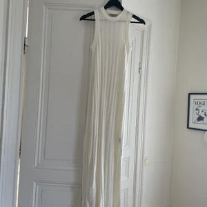 Lång klänning - Lång ribbad klänning i benvit färg. Aldrig använd och lappen är kvar. 