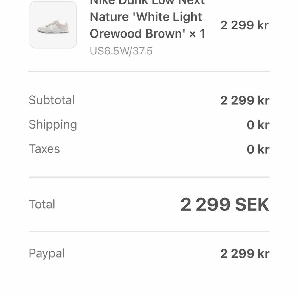 Säljer mina Nike dunk lows i färgen white/lt orewood Brown. I storlek 37,5. Köpta från pardonmykicks i våras. Säljer då dem är lite små. Skriv för fler bilder eller frågor!💖. Skor.