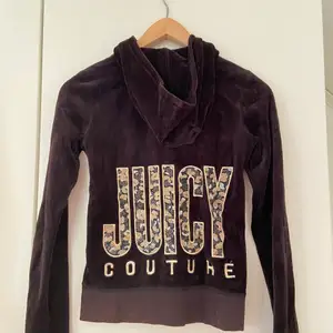 Hoodie från Juicy Couture i strl XS i väldigt gott skick. Kan mötas upp i Stockholm eller skickas mot fraktkostnad. 
