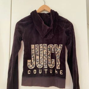 Juicy Couture tröja strl XS - Hoodie från Juicy Couture i strl XS i väldigt gott skick. Kan mötas upp i Stockholm eller skickas mot fraktkostnad. 