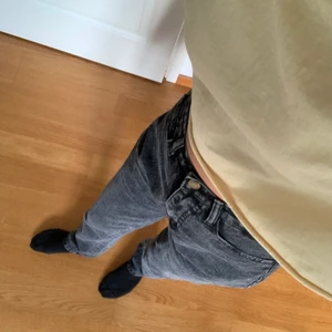 Svarta/gråa jeans - Jeansen är köpta från shein och de är i storlek xs, använda några gånger men inga fläckar eller skador, säljer för 80kr inklusive frakt, kontakta för mer info.