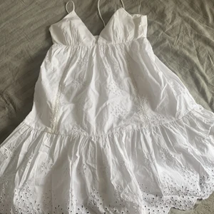 Zara klänning  - Vit zara klänning strl Xs använd 1 gång så fin med alla detaljer💕man knyter i ryggen! Köpt för runt 399 men säljer för 250+frakt! Kontakta via intresse och tryck ej på köp direkt!