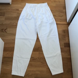 Byxa - Använt skick. Fläck vid höger knä (bild 3) och mindre fläckar vid vänster höft. Kan kanske försvinna med vanish, har inte försökt 