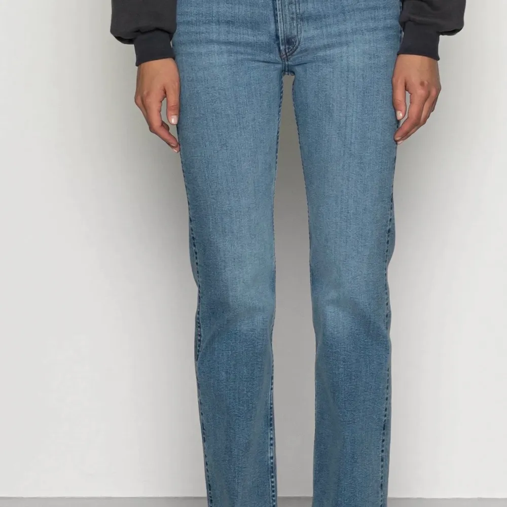 Jag säljer ett till par jeans i modellen som står ovan💙 även dessa till nypris av 1600kr, jag säljer för 800kr.. Jeans & Byxor.
