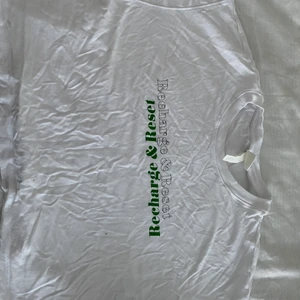 Croppad T-shirt med tryck - Jätte gullig grafic T-shirt med tryck. Säljer eftersom den inte kommer till användning då ja har för många likadana 