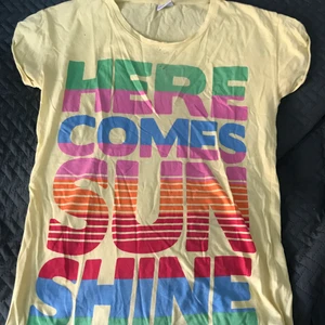 Tshirt - Härlig sommar tshirt som inte kommer till användning! Den har små hål där fram därav priset! 