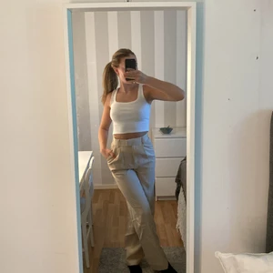 Beigea koatymbyxor - Hejsan! Dessa sjukt snygga kostymbyxor säljer jag då dom inte kommer till användning. Köpta ifrån H&M för ungefär 300kr 🤎