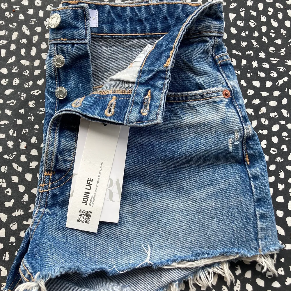 Helt nya zara shorts med prislappen kvar. Säljer då de inte passar mig alltså bara provade.💕. Shorts.