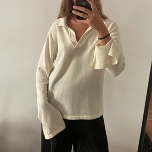 Djerf Avenue getaway top  - Djerf Avenues underbara getaway top i färgen cream. Använd 1-2 gånger, nyskick! Storlek M. Har dock passat mig som är en S utmärkt, blir lite snyggt oversized. Frakt 66 kr