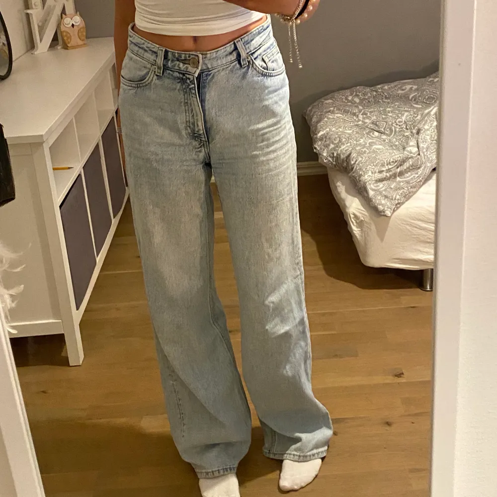 Säljer mina fina, ljusa jeans från monki i super skick💗 Dom gör sig inte riktigt rätt på bilderna och på mig då dom tyvärr är för stora vilket också är anledningen till att jag säljer dom💗 Storlek 26/34, frakt tillkommer💗. Jeans & Byxor.