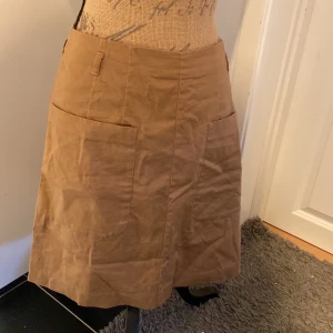  Kjol  - En jätte fin brun kjol med stora fina fickor fram!😁 (dom där bak är bara för finhetens skull) hör av er för intresse!💕