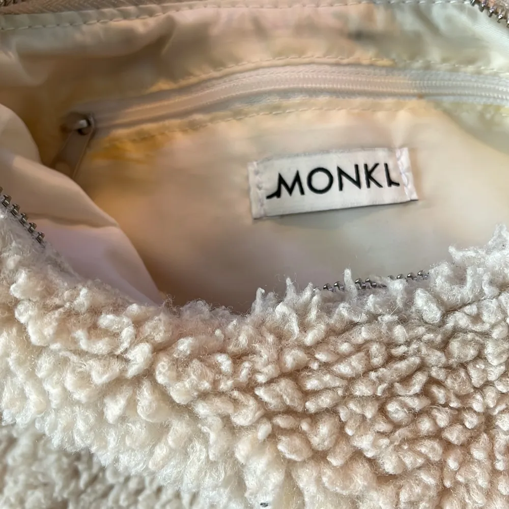 Jätte fin monki väska köpt på Zalando, den är knappt använd. Köpt för 250kr men säljer för 100. Väskor.