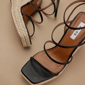 Klackar skor - Säljer dessa klackarna från NA-KD i storlek 39, dem är helt slutsålda på hemsidan. Dem är aldrig använda och helt i nyskick, dem skickas även i lådan jag fick hem dem i. 