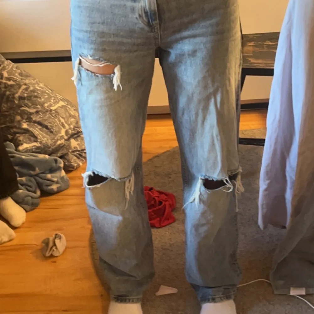 Jag säljer mina jeans från Gina tricot som är slutsålda! Som jag inte använt på några månader, storlek 32, köpt för 499kr❤️❤️ Jag är 163cm😁. Jeans & Byxor.