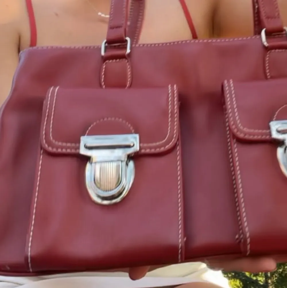 Sjukt snygg väska med coola detaljer och vita sömmar❤️ Superbra skick! Köpt secondhand utomlands. . Väskor.