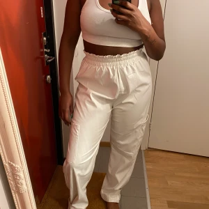 Prettylittlething vita faux skin byxor storlek M - Prettylittlething vita faux skin byxor  Bra skick har bara använt några gånger  Hög midja 