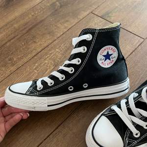 Oanvända Converse i storlek 3 (35).  Frakt ingår ej i priset. 